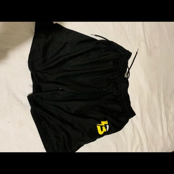 I am selling an outfit with shorts and shirt. - Picture 3 of 4
